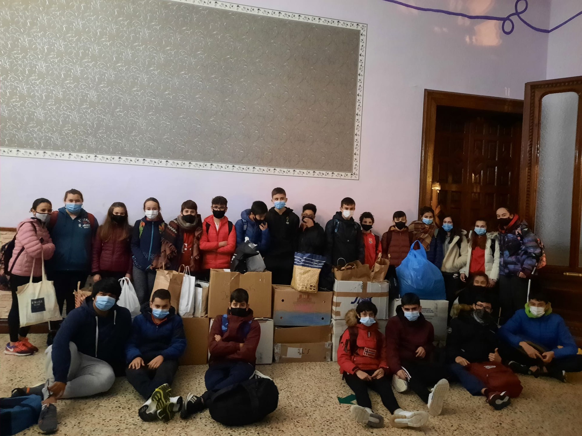 Errefuxiatuentzako 300 txandal jaso dituzte Urduñan