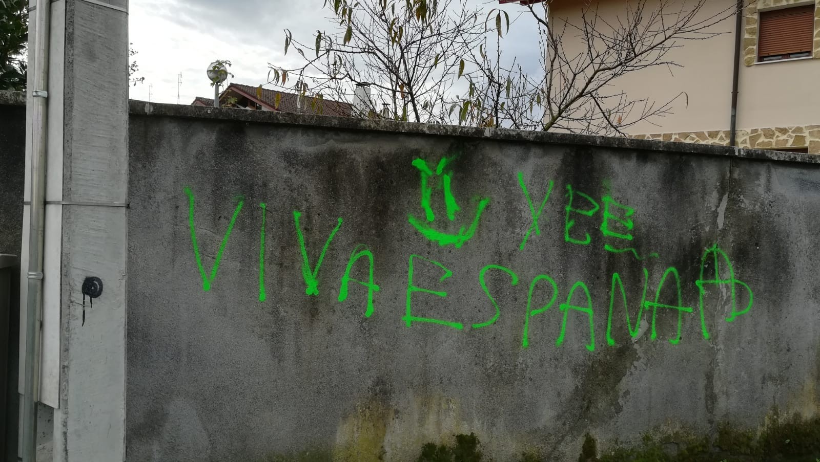 Orain Amurrioko zinegotzi baten familiaren autoetan eta etxebizitzan egin dituzte pintadak