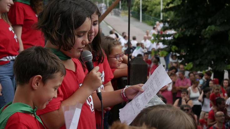 Zuria eta gorria baino koloretsuagoak izan dira Aretako jaiak