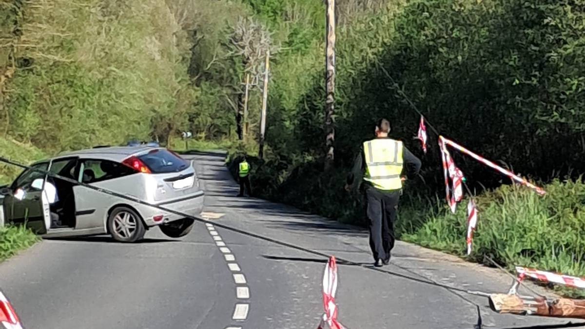 Auto batek poste baten aurka egin du talka Zuhatza eta Okondo arteko errepidean, baina ez da zauriturik egon