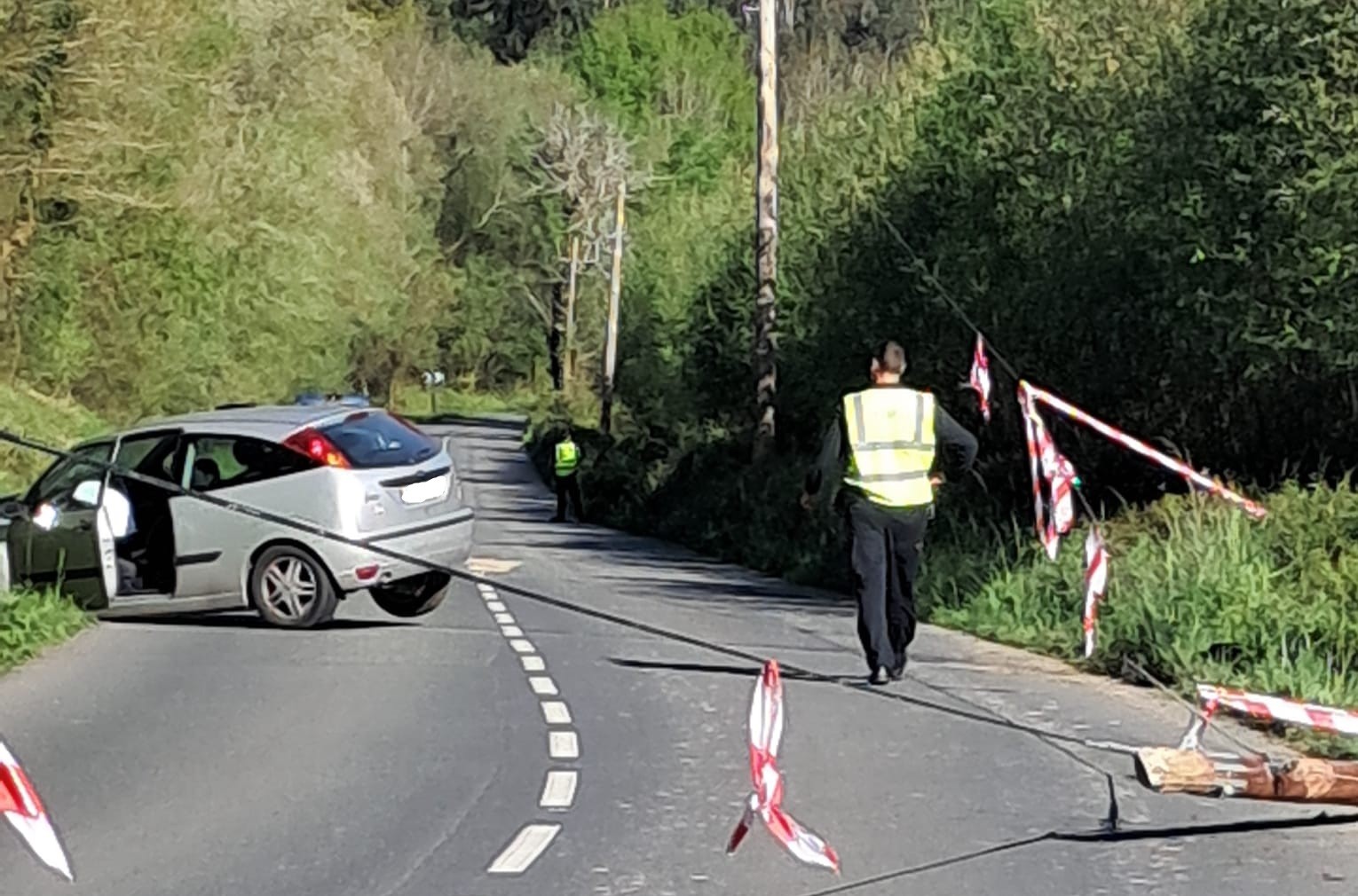 Auto batek poste baten aurka egin du talka Zuhatza eta Okondo arteko errepidean, baina ez da zauriturik egon
