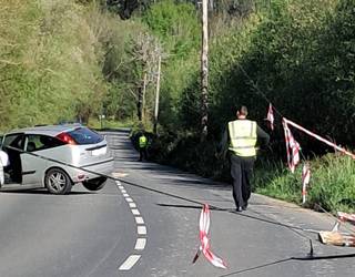 Auto batek poste baten aurka egin du talka Zuhatza eta Okondo arteko errepidean, baina ez da zauriturik egon