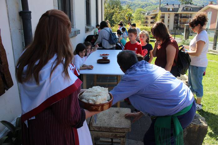 Museoaren kanpoaldean egin zituzten opilak txikiek