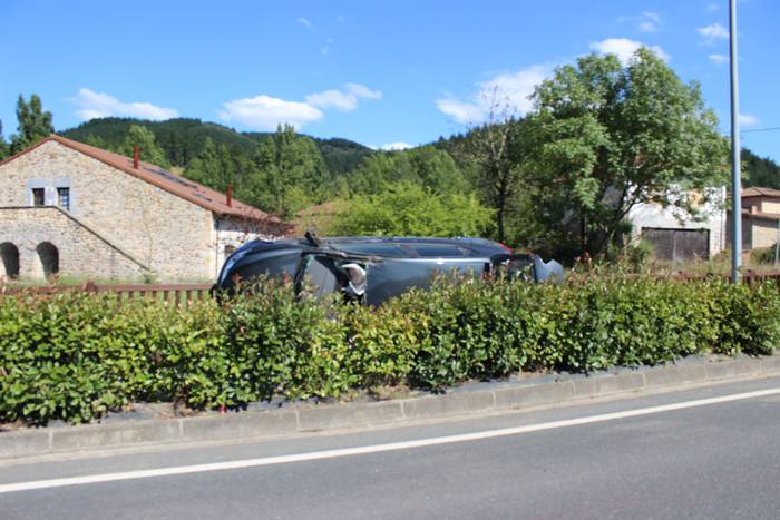 Auto istripua gertatu da Orozkoko sarreran eta pertsona bat Galdakaoko ospitalera bidali dute