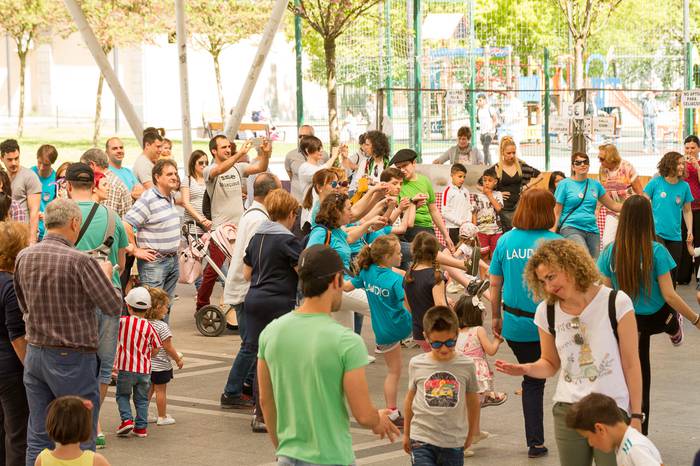 Ehunka dantzari eta ikusle b 29 1524466289380