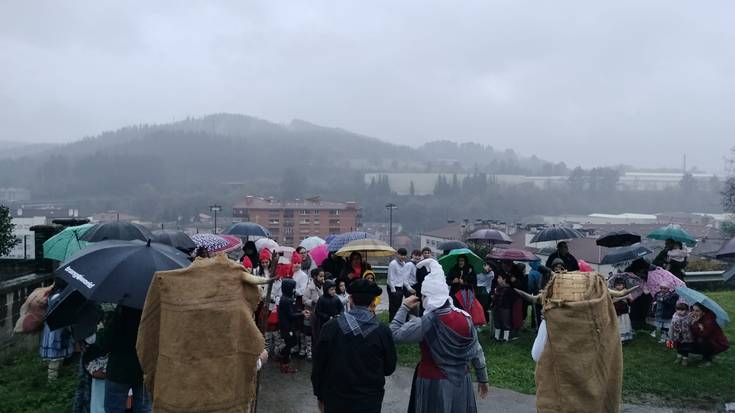 Aretako familia mordoa egon dira Olentzero eta Mari Domingiren zain