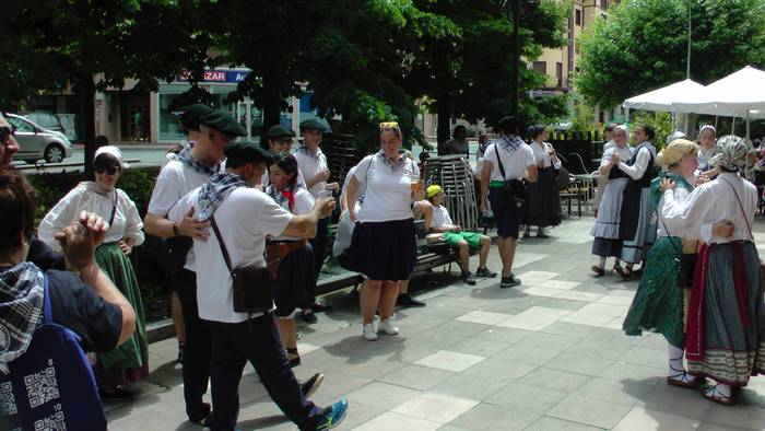 Dantza taldeak taldeak izan  78 1496053372444