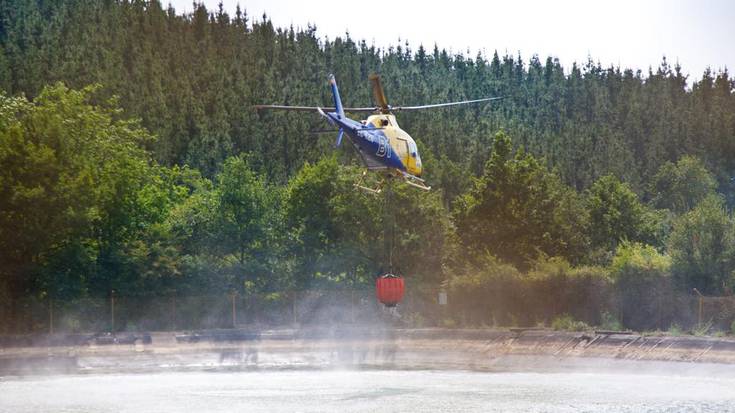 Gaztela eta Leongo helikoptero batek parte hartu zuen larunbateko sutea amatatzeko Amurrion