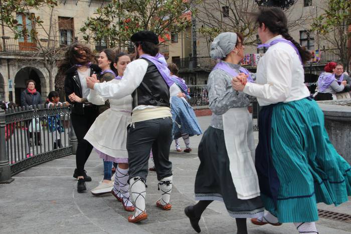 Dantzaren bidez aldarrikatu  46 1520778043574