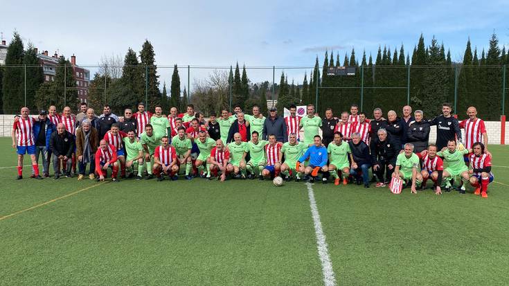 Eskuza pilotariak, Iribarrek eta apaizak inauguratu dute Altzarrate futbol zelaia