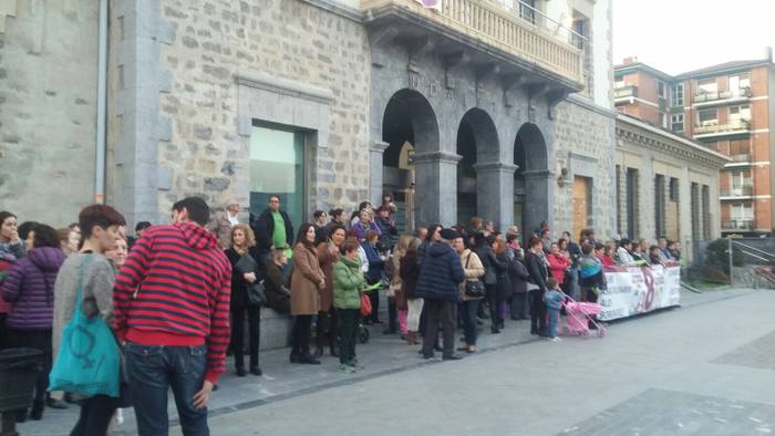 Ehunka lagun bildu dira esku 15 1489001122004