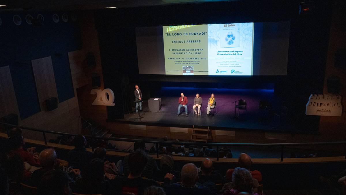 Otsoa hizpide, jendetza elkartu da Amurrio Antzokian