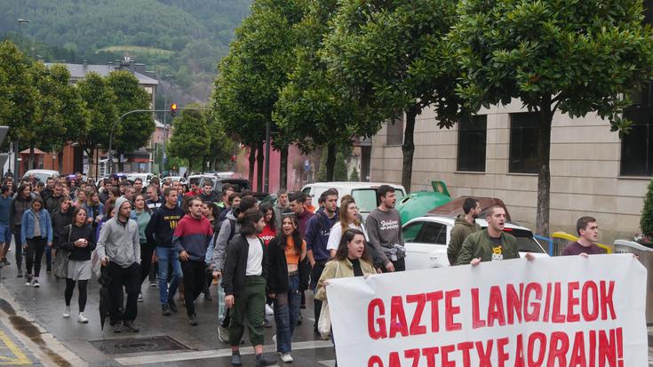 Gaztetxearen aldeko manifestazioak zeharkatu zuen atzo Laudio
