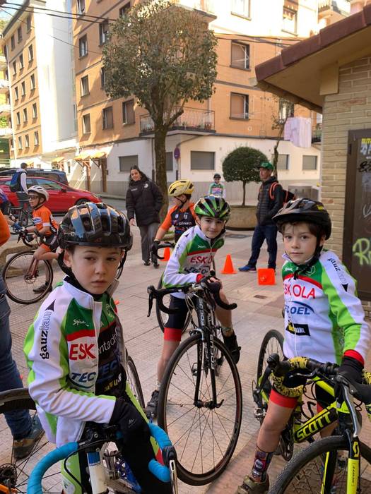 Txirrindulari gazteek erloju 36 1771856211723