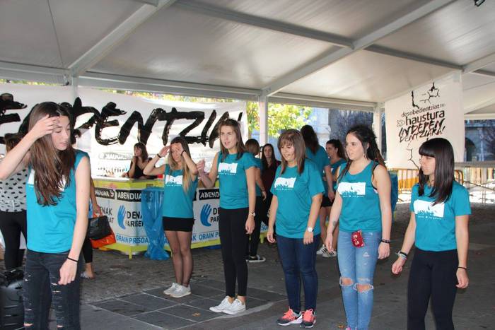 Gazte ugari batu zituen Inde 18 1508073853509