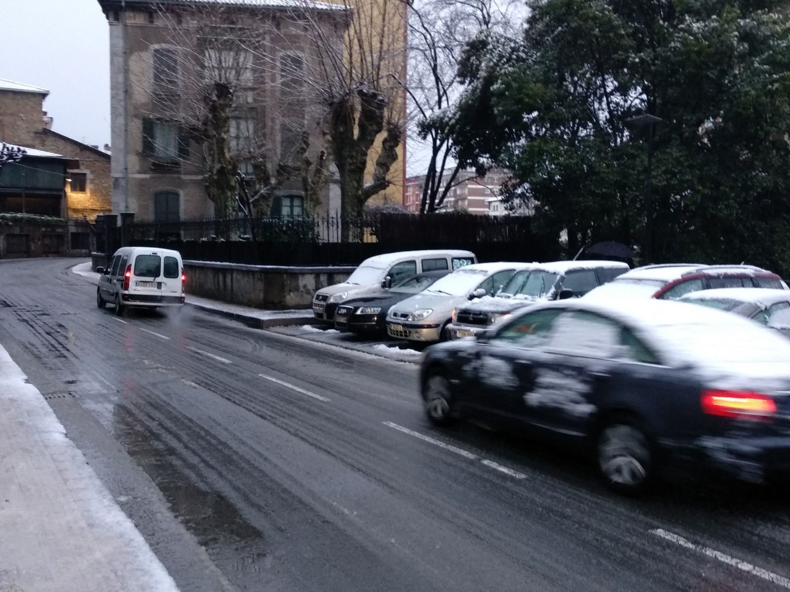 Elurrak eskualdea estali badu ere, ez da istripurik gertatu