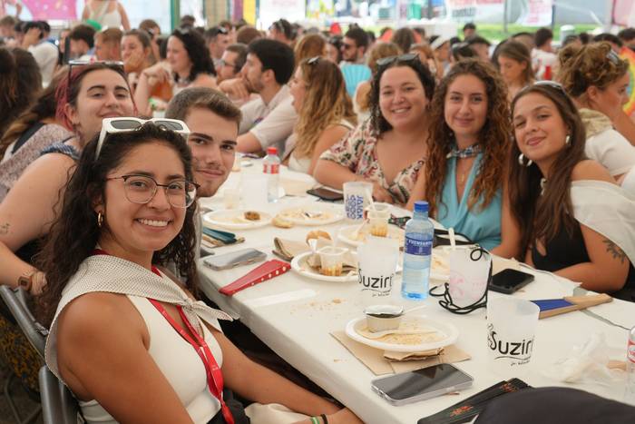 Ehunka lagunek egin dute bat 32 1755423078941