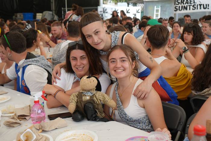 Ehunka lagunek egin dute bat 30 1755423075618