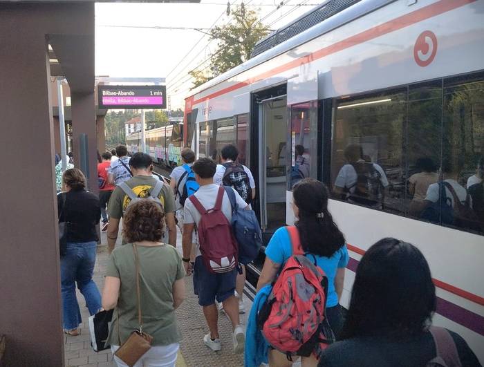 Autobus zerbitzua jarrita ere, ordubete baino gehiagokoa da bidaia C-3 linean Bilbo eta Aiaraldea artean