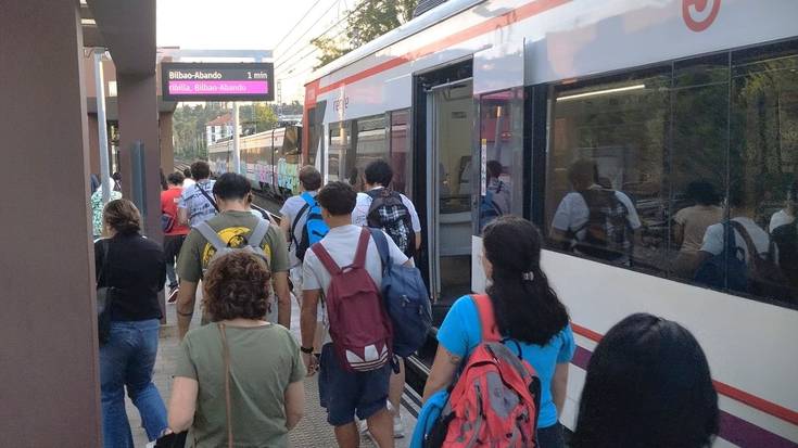 Autobus zerbitzua jarrita ere, ordubete baino gehiagokoa da bidaia C-3 linean Bilbo eta Aiaraldea artean