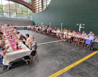 Herri bazkariarekin berotu dituzte motorrak San Bartolome jaietarako