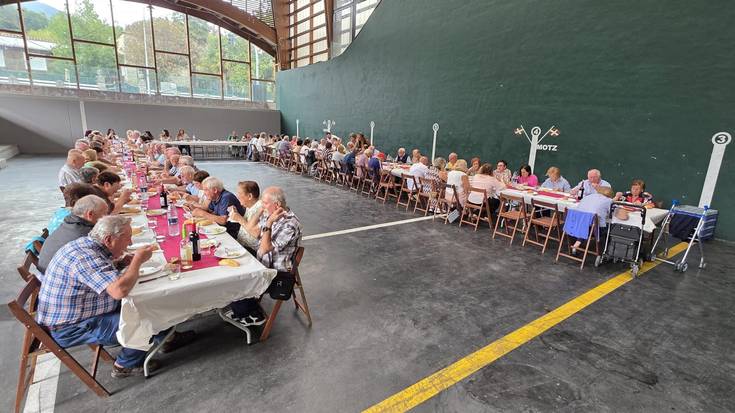 Herri bazkariarekin berotu dituzte motorrak San Bartolome jaietarako