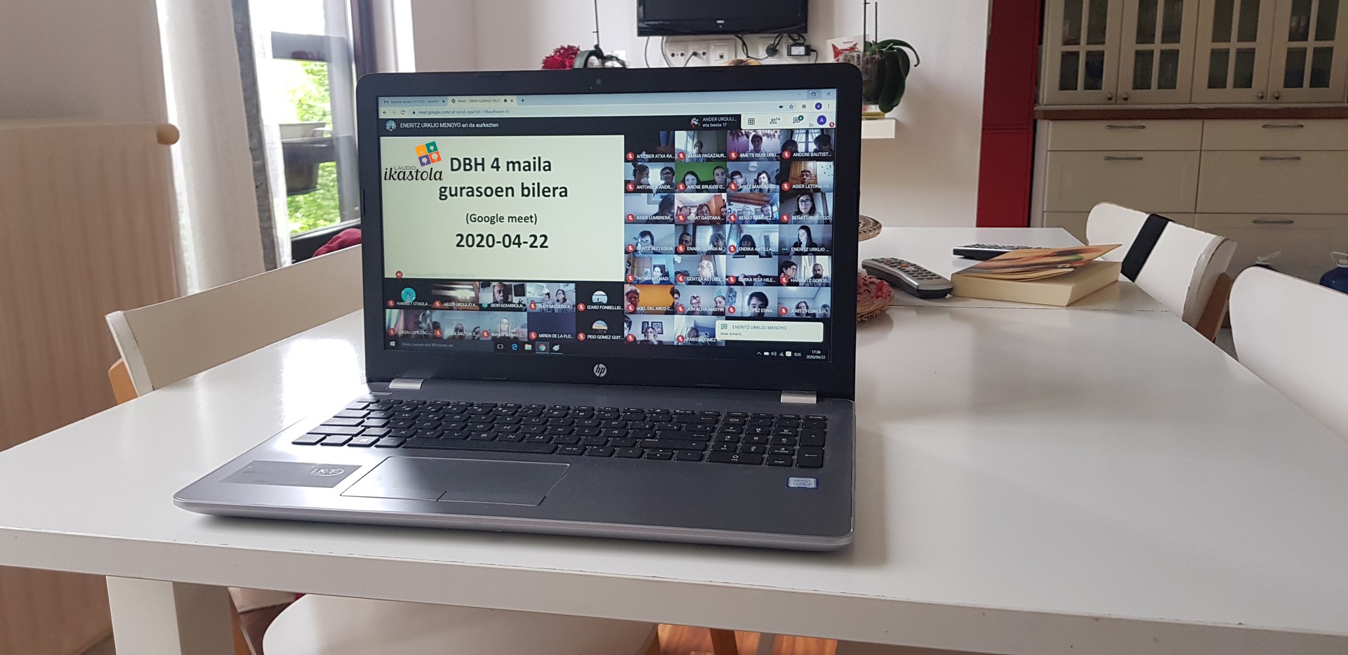 Laudio Ikastolak guraso bilera telematikoak jarri ditu abian