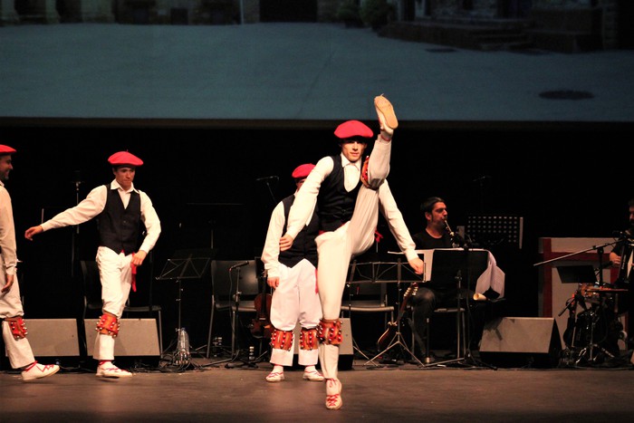 Eskualdeko ehundik gora dantzari eta musikarik koloreztatu zuten Amurrio Antzokiko oholtza - 123