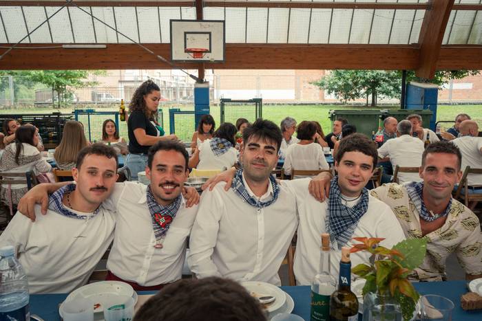 Ehunka lagun bildu dituzte j 98 1757018594931