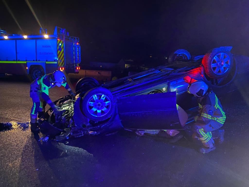 Auto bat iraulita Amurrion gertatutako trafiko istripuan