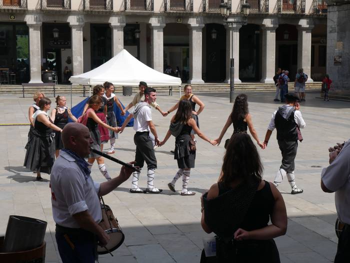 Ehunka lagun bildu dira Bera 144 1661377966401