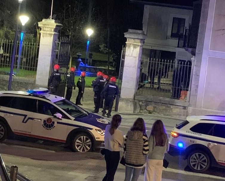 Ertzaintzaren operazioa Lamuza parkean, jende pilaketak egon omen direlako