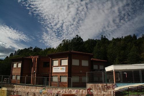 Laudio Ikastolak eta Udalak hitzarmena sinatu dute Laudio Txikiko teilatua konpontzeko