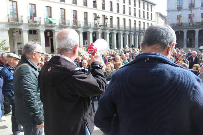 Aiaraldeko plazak bete dituz 14 1520881322691