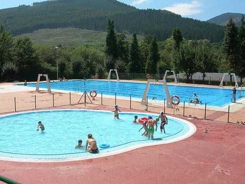 Okondoko igerilekuetan dagoen tabernaren terraza lekuz aldatu dute, emakumeek eskatuta