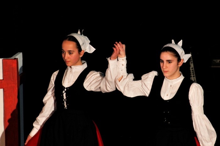 Eskualdeko ehundik gora dantzari eta musikarik koloreztatu zuten Amurrio Antzokiko oholtza - 12