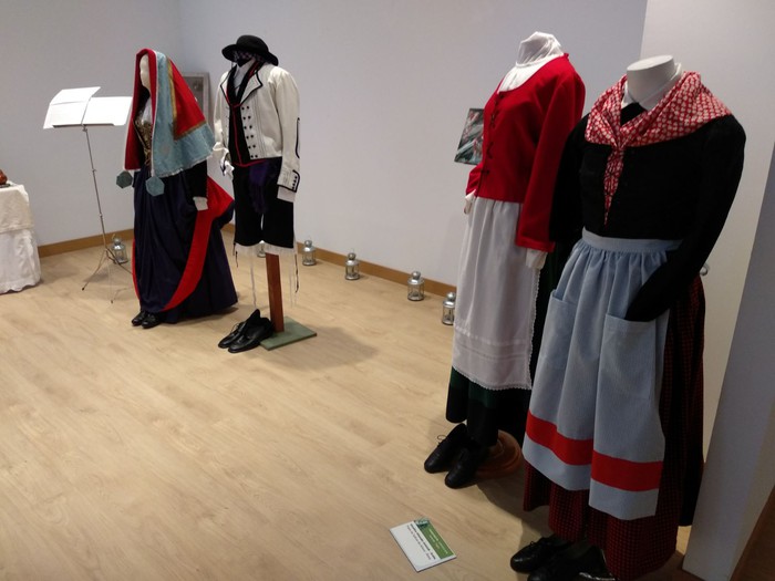 Jantzi eta argazki erakusketa osatu du Itxarkundia dantza taldeak - 6