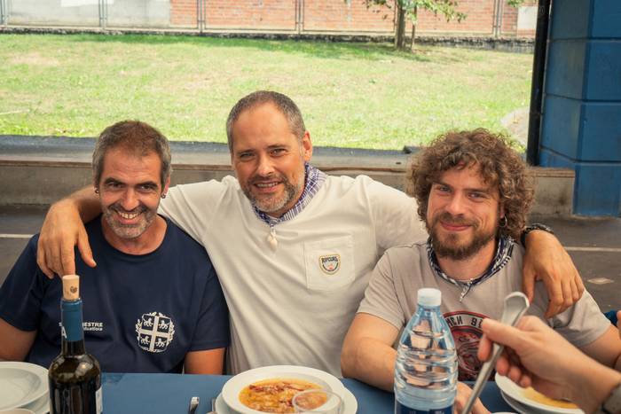 Ehunka lagun bildu dituzte j 85 1757018559703