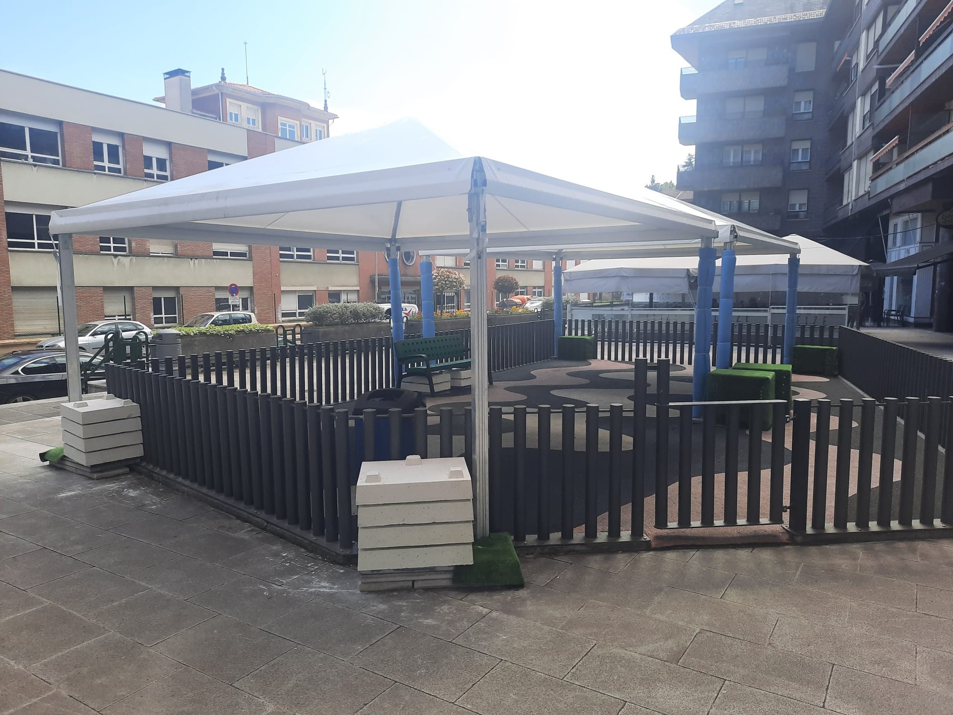 Laudioko Udalak margoketa lanak egin ditu Lezeaga Aretoan, haurreskolan karpa bat instalatu du eta errekan garbiketak gauzatu ditu