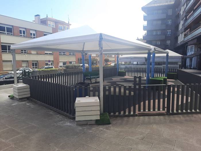 Laudioko Udalak margoketa lanak egin ditu Lezeaga Aretoan, haurreskolan karpa bat instalatu du eta errekan garbiketak gauzatu ditu