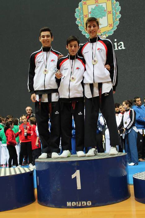 Urrezko bost domina lortu di 8 1519024100244