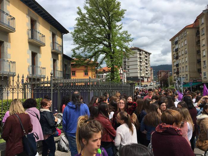 Aiaraldeko mugimendu feministaren epaitegiko protesta