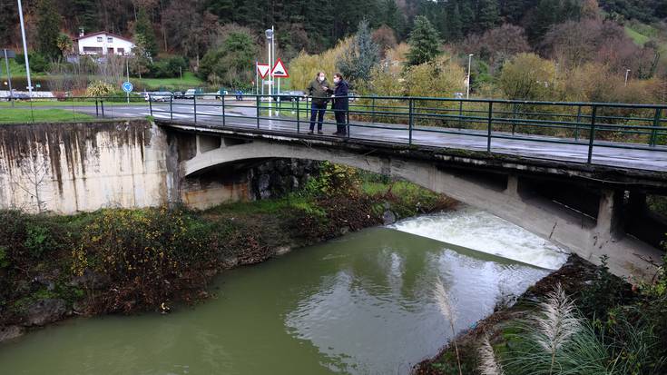 URAk Laudioko Altzarrateko zubia eraisteari ekin dio