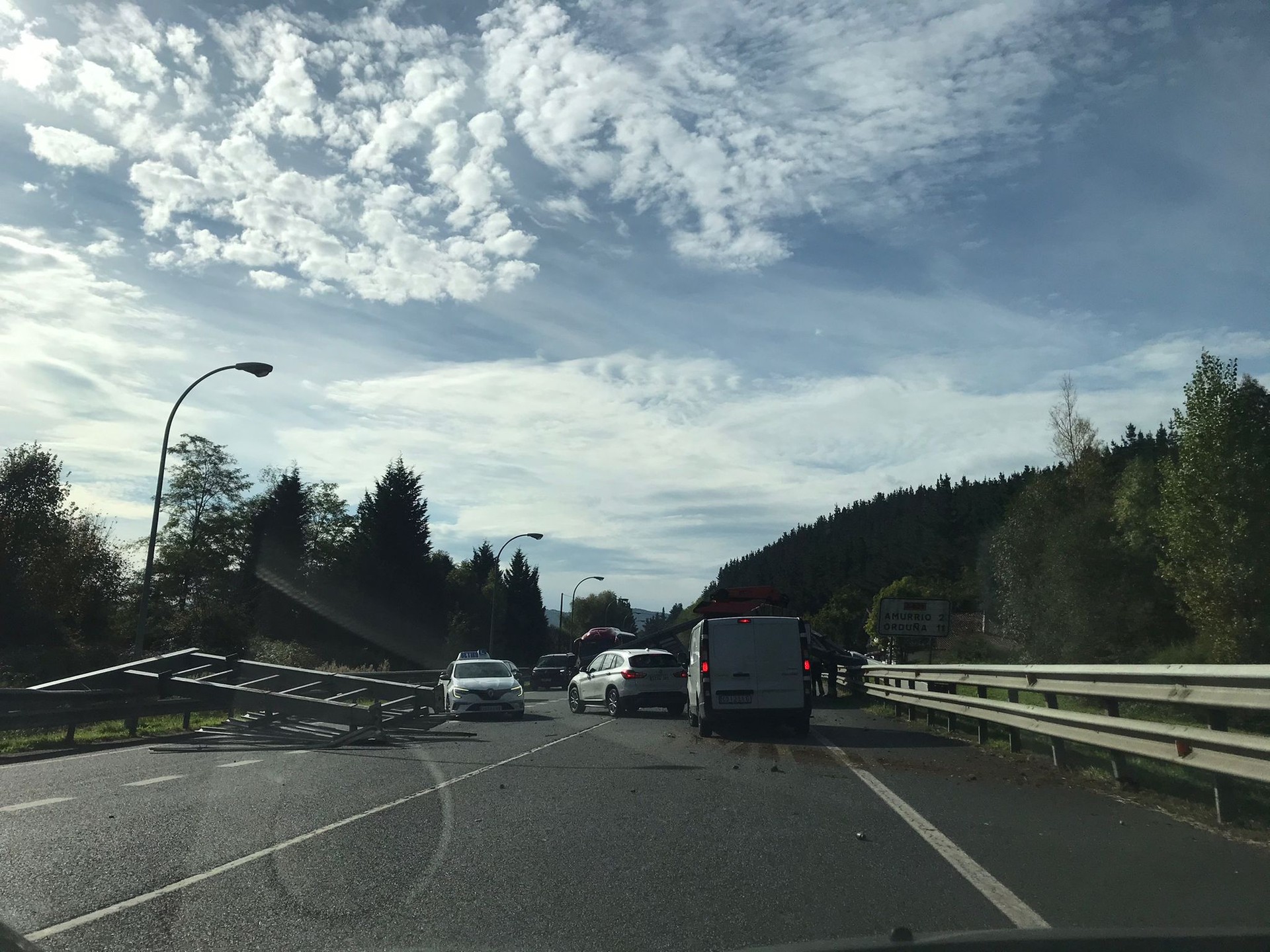 Trafiko seinale bat errepidera erori da A-625 errepidean, Tubos Reunidos fabrikaren parean