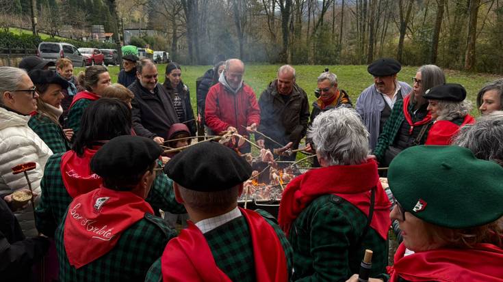 Gernikako zuhaitzaren kimua neurtuta ospatu zuten Kanporamartxo Larrazabalen