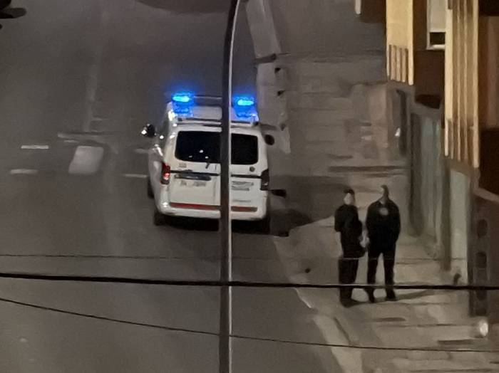 Atzo lapurreta egiteagatik atxilotutako gizonezkoek aurrekari ugari dituzte