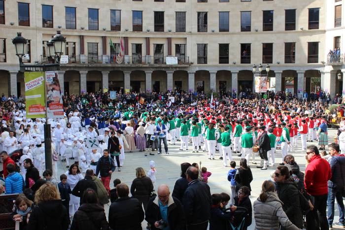 Ehunka umek jo dute danborra 1 1493309855619