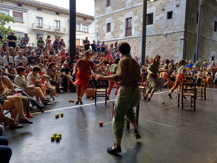 Oinkari dantza taldeak "Sagartu" ikuskizuna eskaini zuen ostiralean - 9