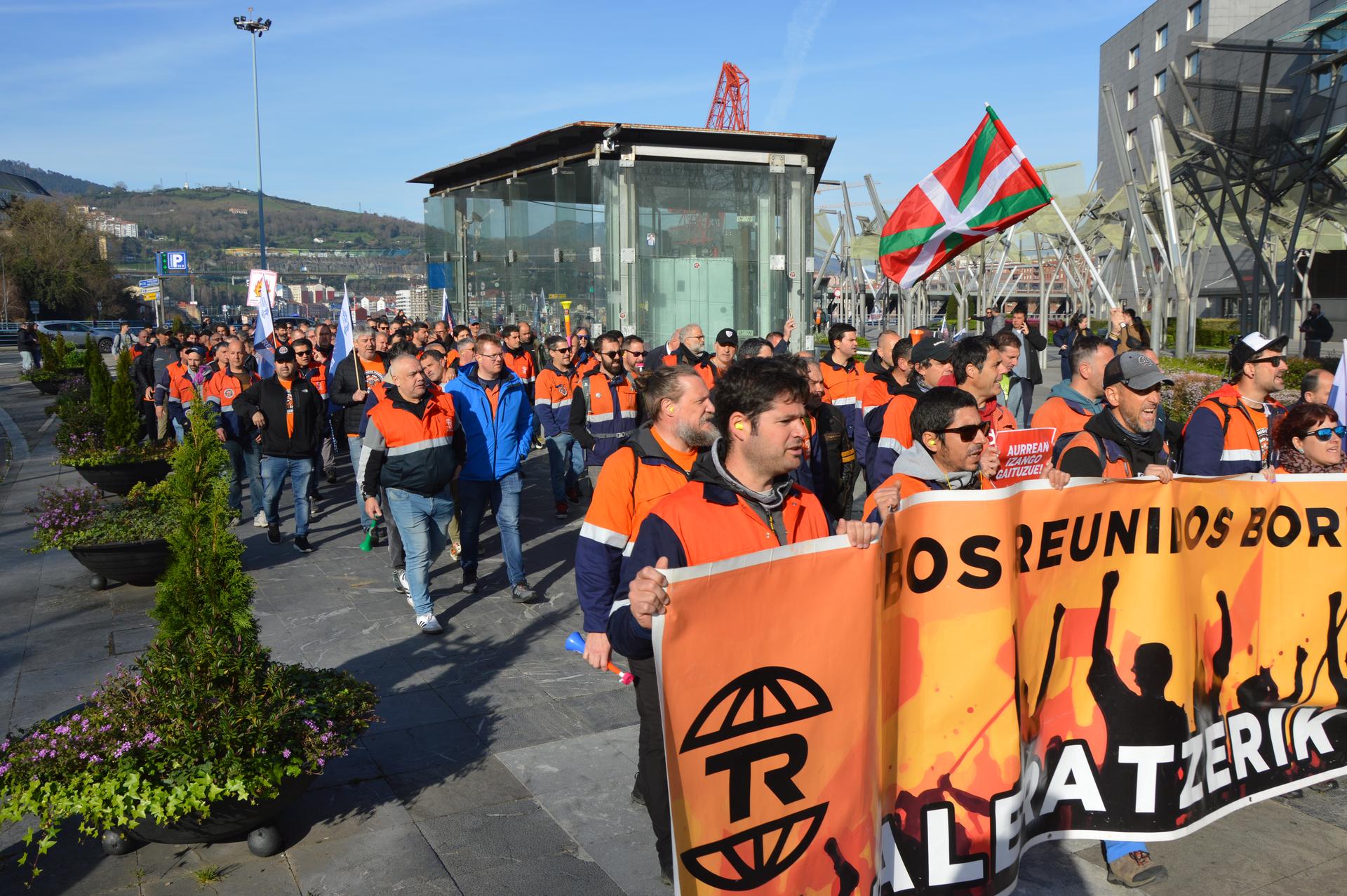 Tubos Reunidoseko langileek Legez Besteko Proposamena eramango dute Madrilgo Kongresura, Podemosen eskutik