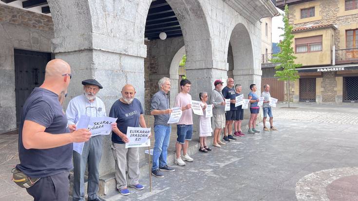 Espainiako Auzitegi Gorenak euskararen normalizaziorako ahaleginak oztopatzen dituela salatu dute Orozkon eta Arrankudiaga-Zollon